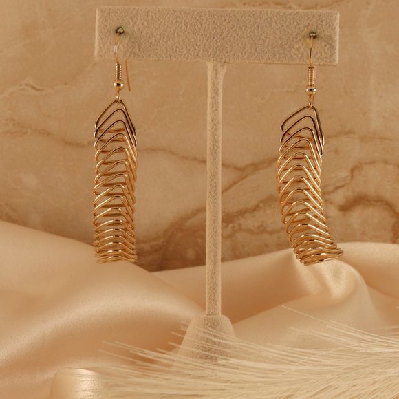 SOLD Vintage Gold Wire Dangle Earrings - Picture 5 of 10